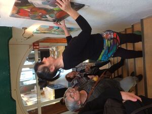 Antje Püpke bei der Enthüllung ihrer Bilder für die Vernissagegäste