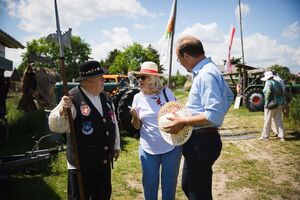Angeregte Unterhaltung zwischen Horst Hillenbrand, Nachtwächter aus Altlandsberg, Marianne Hitzges und Stephen Ruebsam