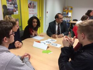 Dialog P mit Klasse 10A und 10 B und MdL's