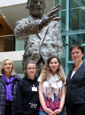 Von rechts: Astrid Klug Bundesgeschäftsführerin der SPD, Veronika Pal und Sophie Henkel, Marianne Hitzges