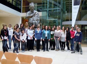 Andrea Nahles mit Teilnehmerinnen am Girls Day. 2. rechts daneben ist Theresa Krüger 