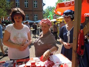 in historischen Kostümen für ein Hallenbad