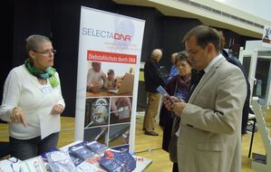 Jörg Vogelsänger informiert sich über künstliche DNA