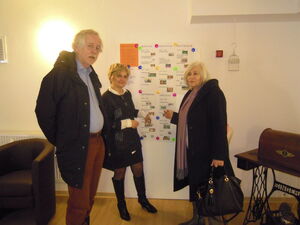 von li: H.-J. Hitzges, Evelin Funke, Marianne Hitzges vor der Übersichtstafel der Betreuungsangebote