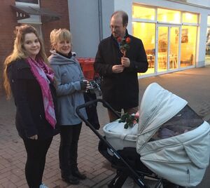 3 Generationen starke Frauen haben eine Rose bekommen.