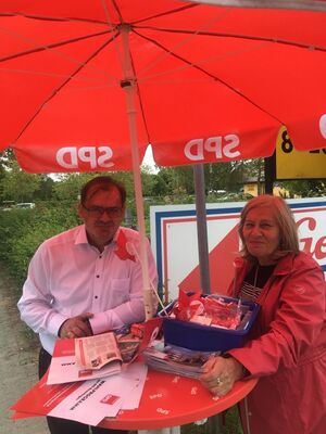 Der Landtagsabgeordnete Jörg Vogelsänger mit Marianne Hitzges