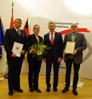 Innenminister Karl-Heinz Schröter (2. v. r.) übergab den Landespräventionspreis Brandenburg an Janina Meyer-Klepsch, Sie